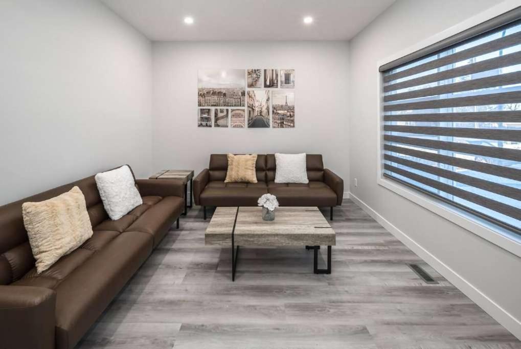 New Family 3br W Yard, Sleeps 8! Free Banff Pass, Wine, Netflix, Parking! Large Group Option!