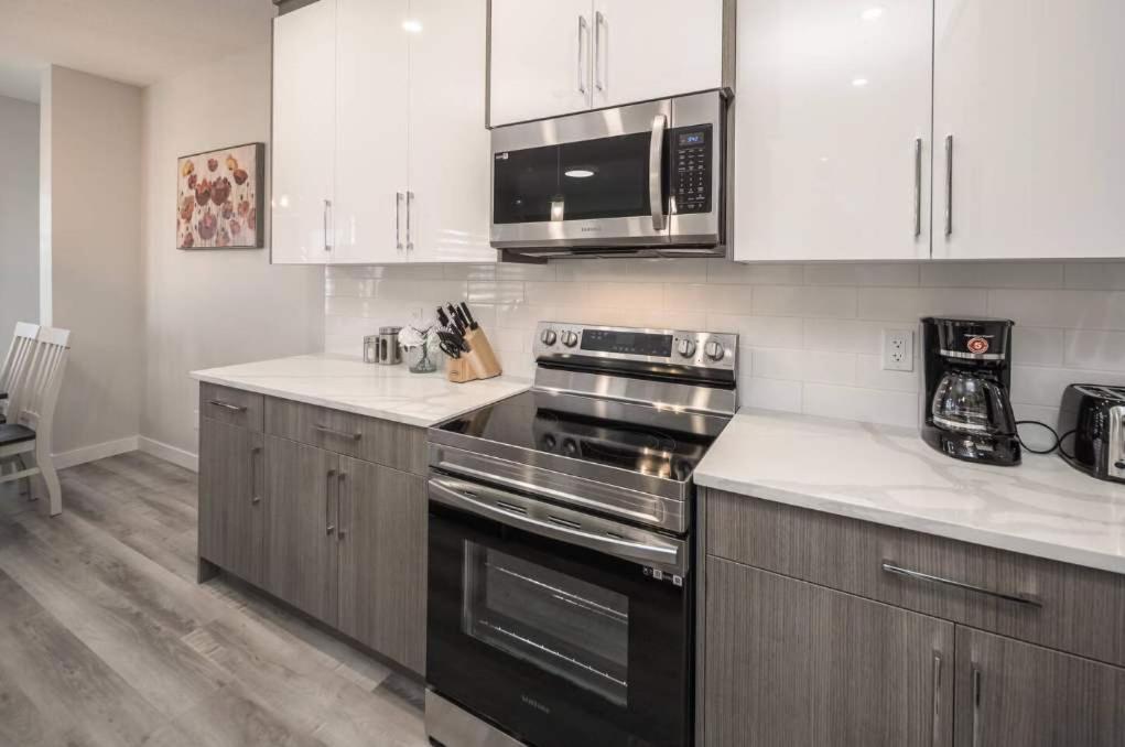 Holiday home New Family 3br W Yard, Sleeps 8! Free Banff Pass, Wine, Netflix, Parking! Large Group Option! Calgary