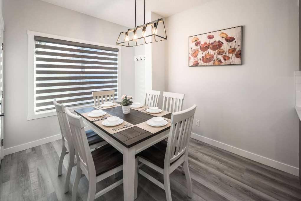 Holiday home New Family 3br W Yard, Sleeps 8! Free Banff Pass, Wine, Netflix, Parking! Large Group Option! *