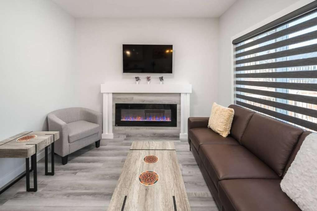 New Family 3br W Yard, Sleeps 8! Free Banff Pass, Wine, Netflix, Parking! Large Group Option! Holiday home Calgary