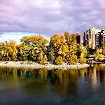 New Family 3Br W Yard, Sleeps 8! Free Banff Pass, Wine, Netflix, Parking! Large Group Option!