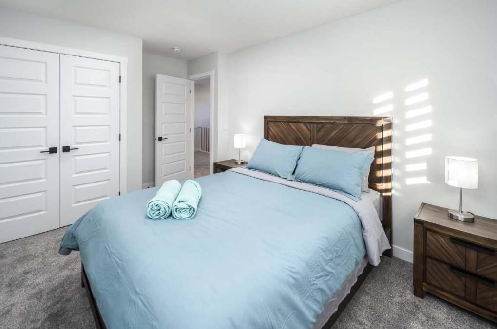 Holiday home New Family 3br W Yard, Sleeps 8! Free Banff Pass, Wine, Netflix, Parking! Large Group Option! Calgary