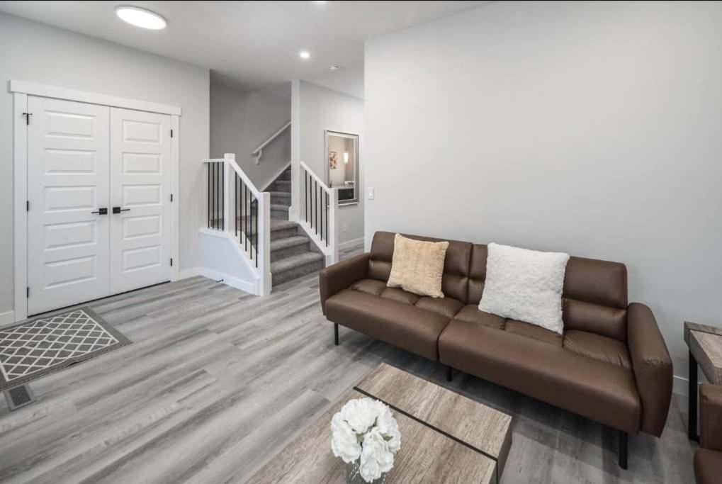 New Family 3br W Yard, Sleeps 8! Free Banff Pass, Wine, Netflix, Parking! Large Group Option! *