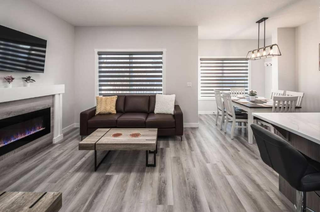 New Family 3br W Yard, Sleeps 8! Free Banff Pass, Wine, Netflix, Parking! Large Group Option! * Calgary