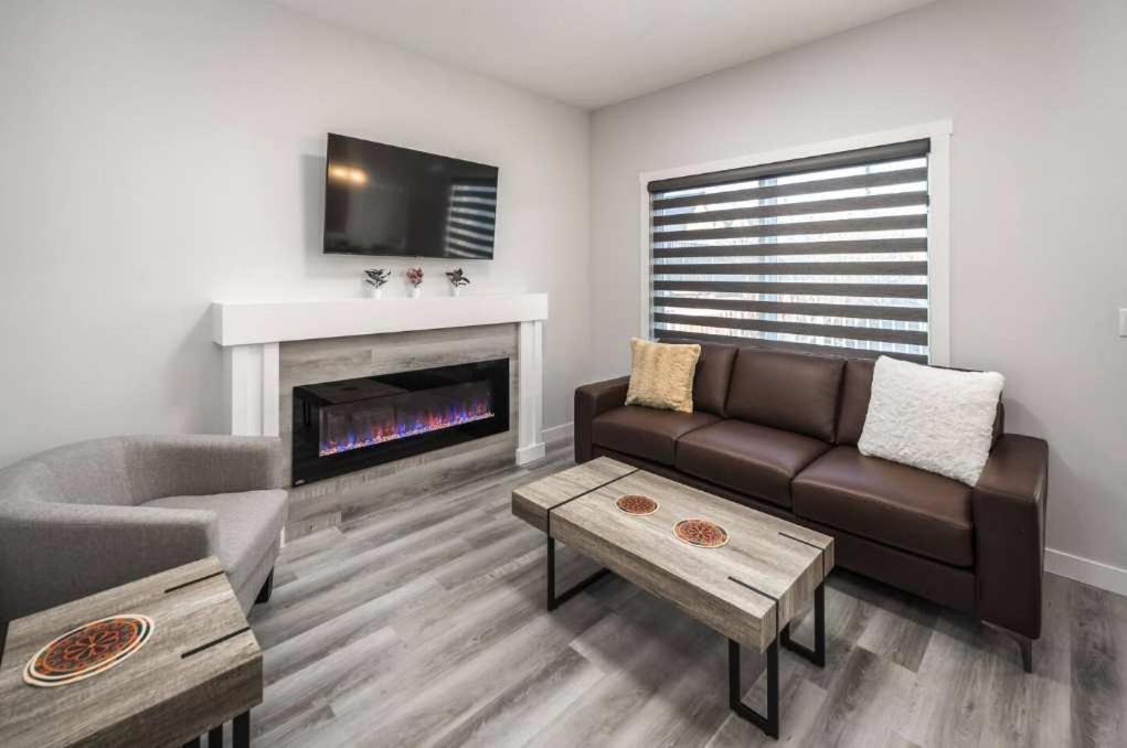 New Family 3br W Yard, Sleeps 8! Free Banff Pass, Wine, Netflix, Parking! Large Group Option! Holiday home