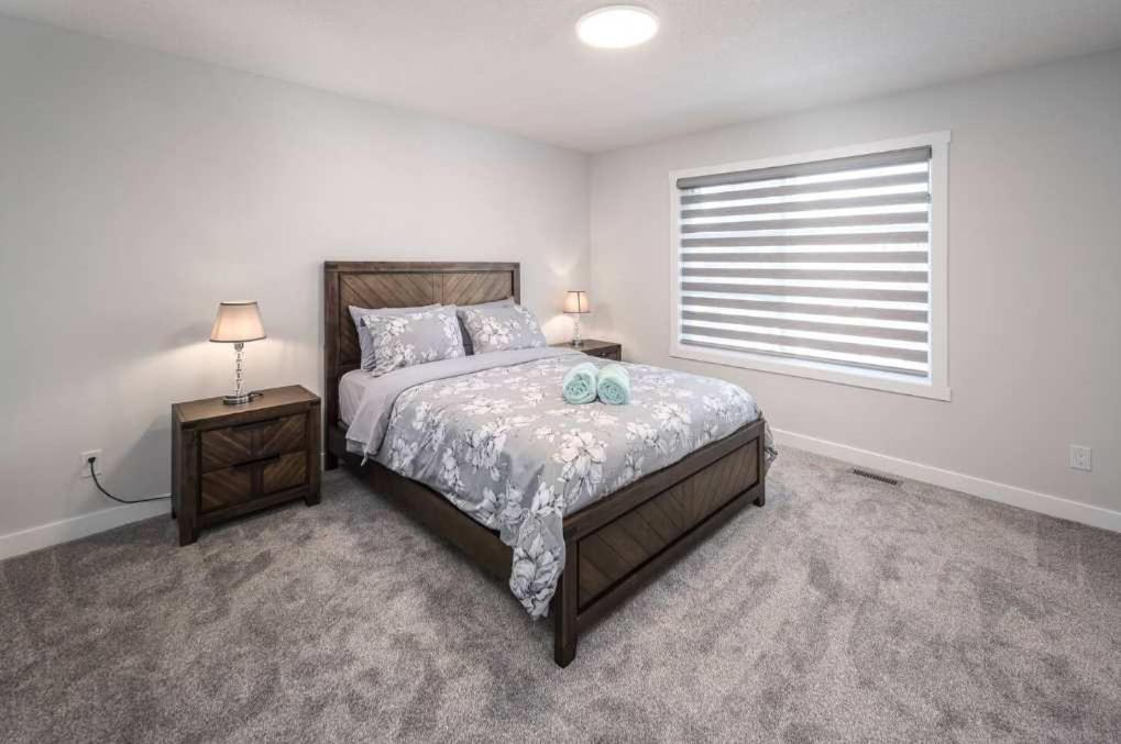 New Family 3br W Yard, Sleeps 8! Free Banff Pass, Wine, Netflix, Parking! Large Group Option! Holiday home *